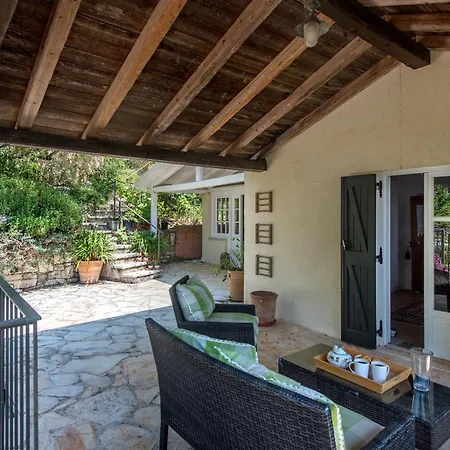 Villa Sarakinatika House *
